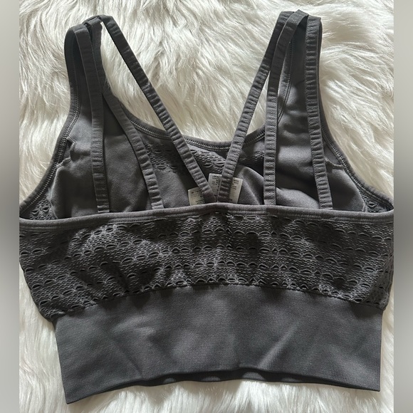 Grey gymshark crop top for workout - Picture 2 of 2